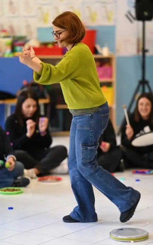 Michela Miccio durante le attività Carta e Colori