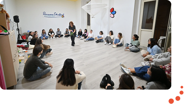 Michela Miccio durante corso ai docenti Carta e Colori